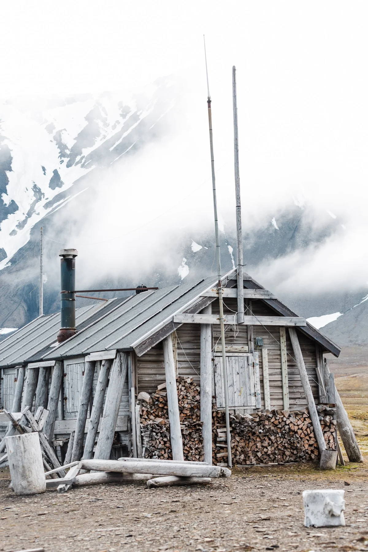 high-arctic-colors-svalbard-karthika-gupta-shack