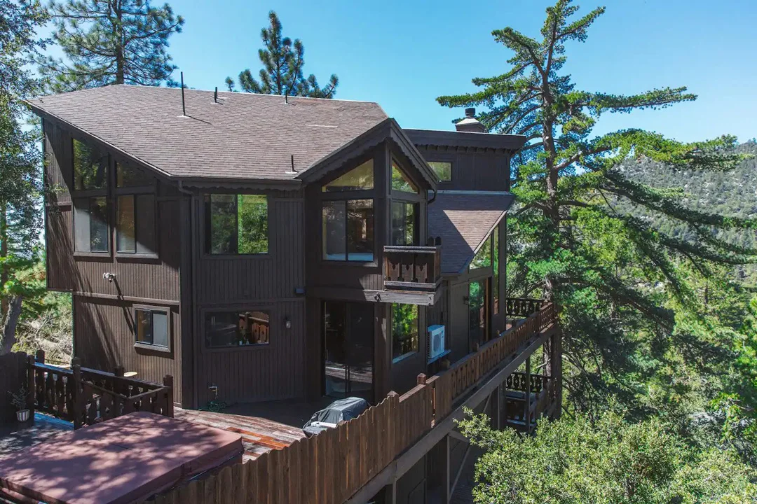 mountain-treehouse-cabin-idyllwild-pine-cover-california-exterior