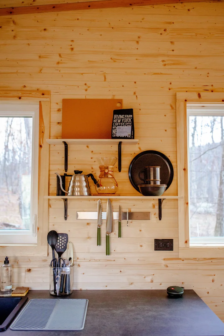 offsite-cabin-wassaic-new-york-interior-shelves