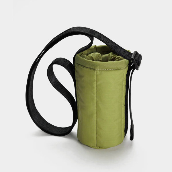 Stay hydrated in style with these water bottle bags