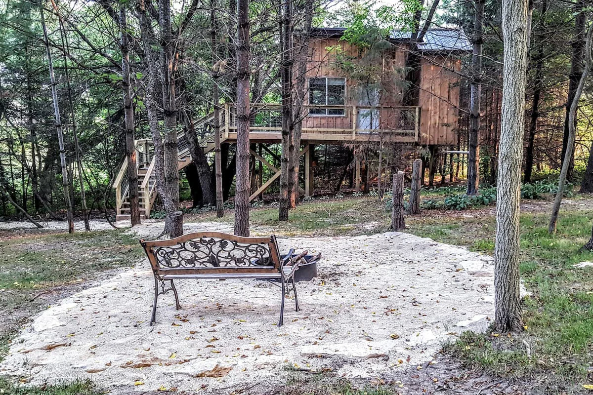 minnesota-treehouses-nestling-pines-treehouse
