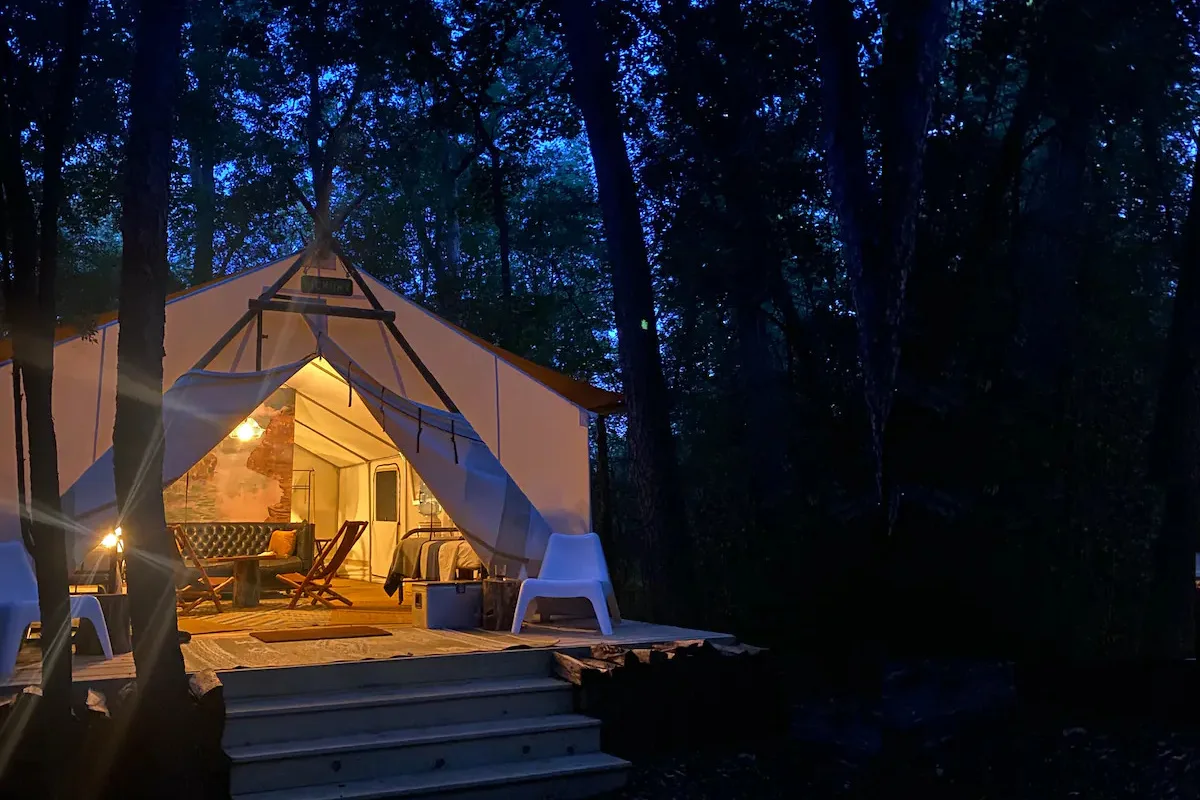 wisconsin-glamping-camp-wandawega-tent-nighttime-exterior