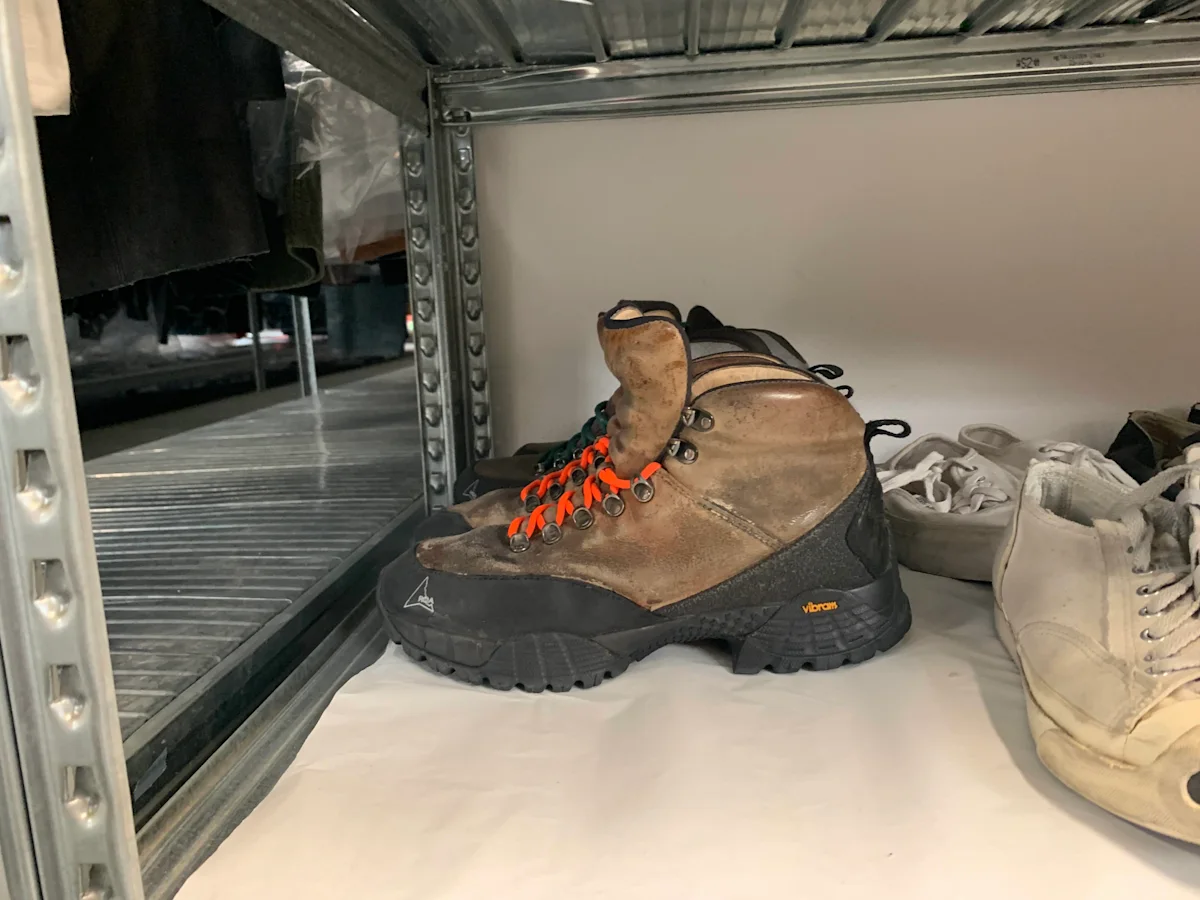 roa-profile-hiking-boot-in-office