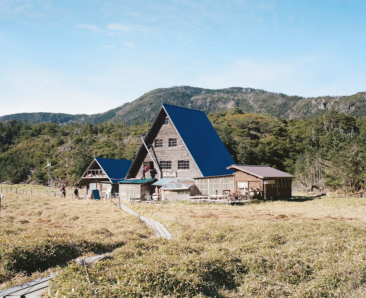 sam-godin-japanese-huts-SHIMAGARE-LODGE