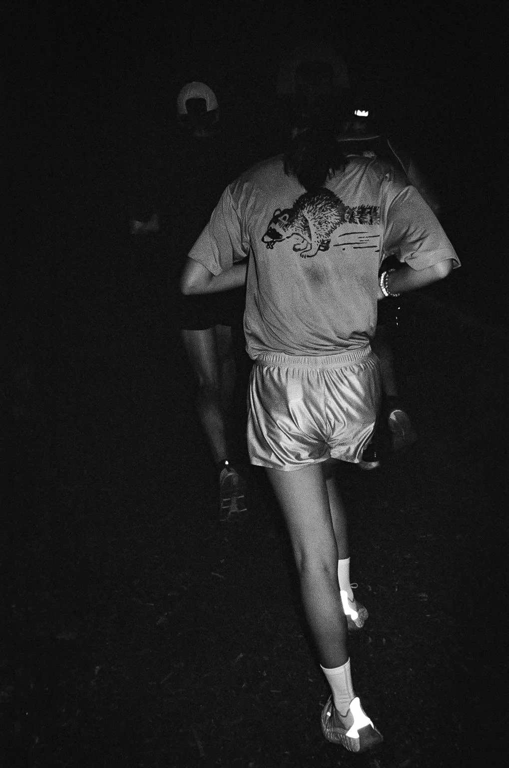 miler-running-dirt-city-recap-runner-from-behind-vertical