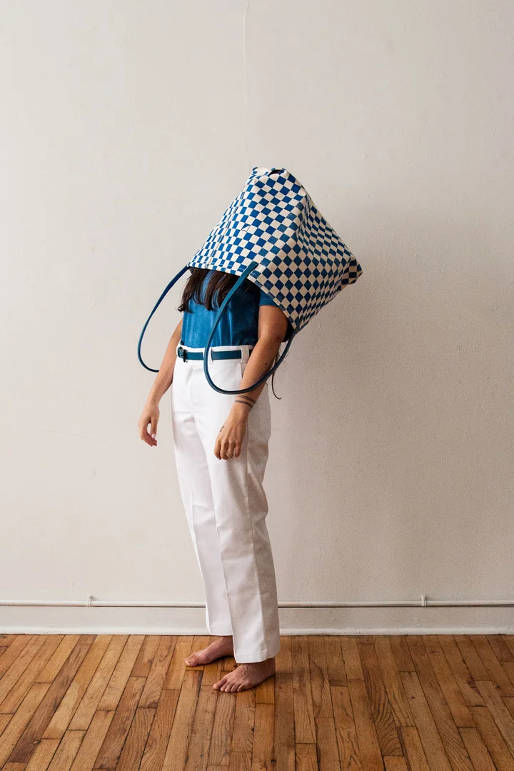 demploi-blue-big-tote-model