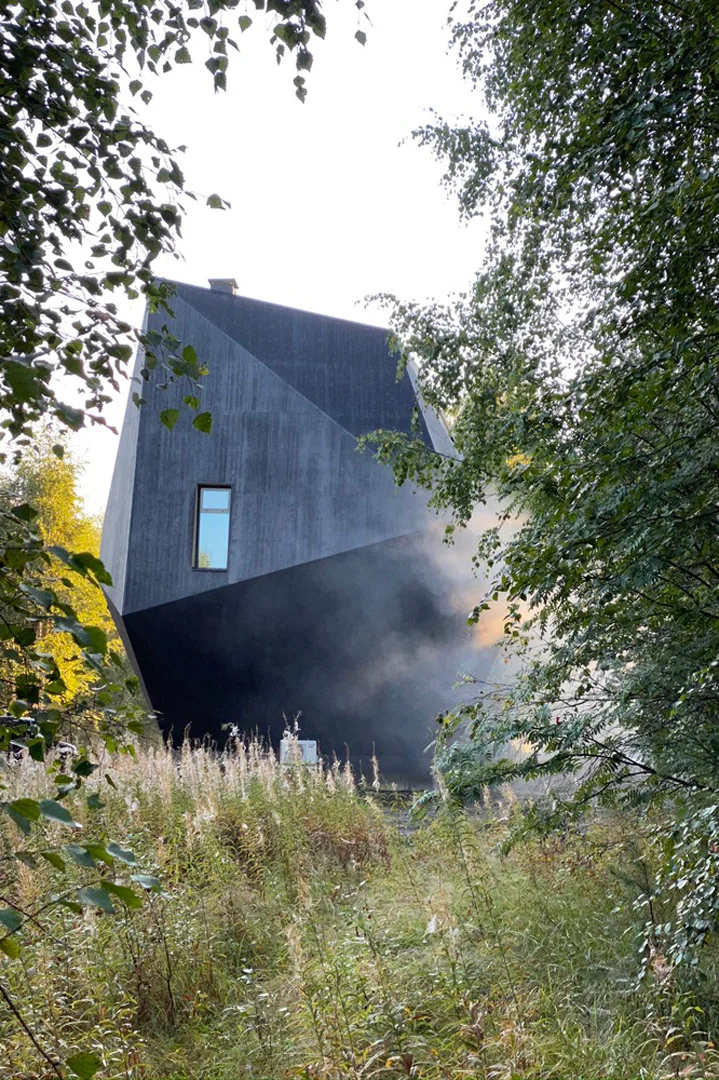 meteorite-cabin-finland-ateljé-sotamaa-fog