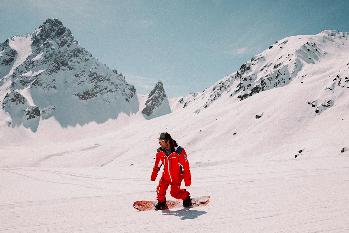 brent-rose-les-3-vallees-courchevel-snowboarder-red-suit