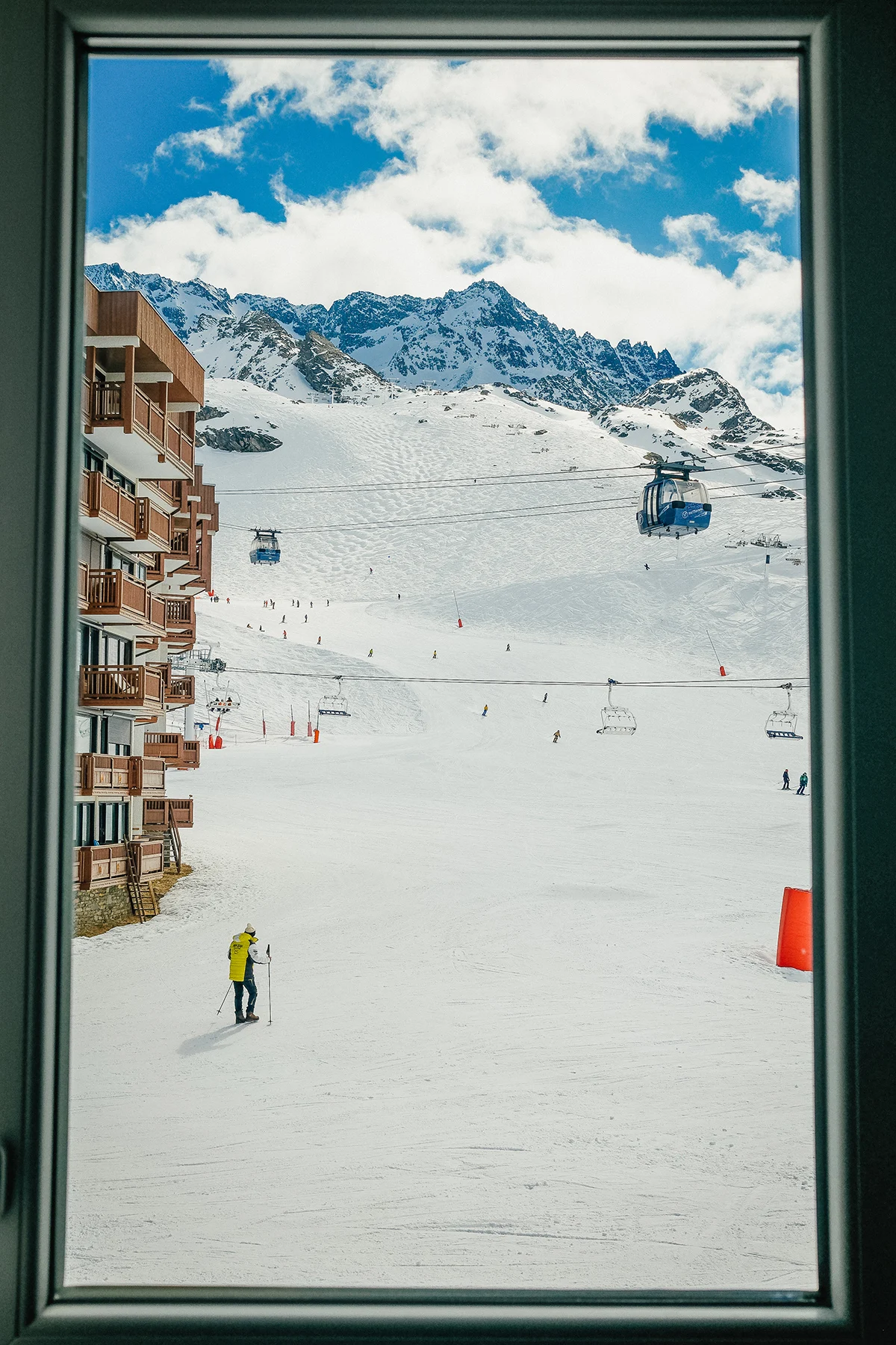 brent-rose-les-3-vallees-Fahrenheit-Seven-view-window