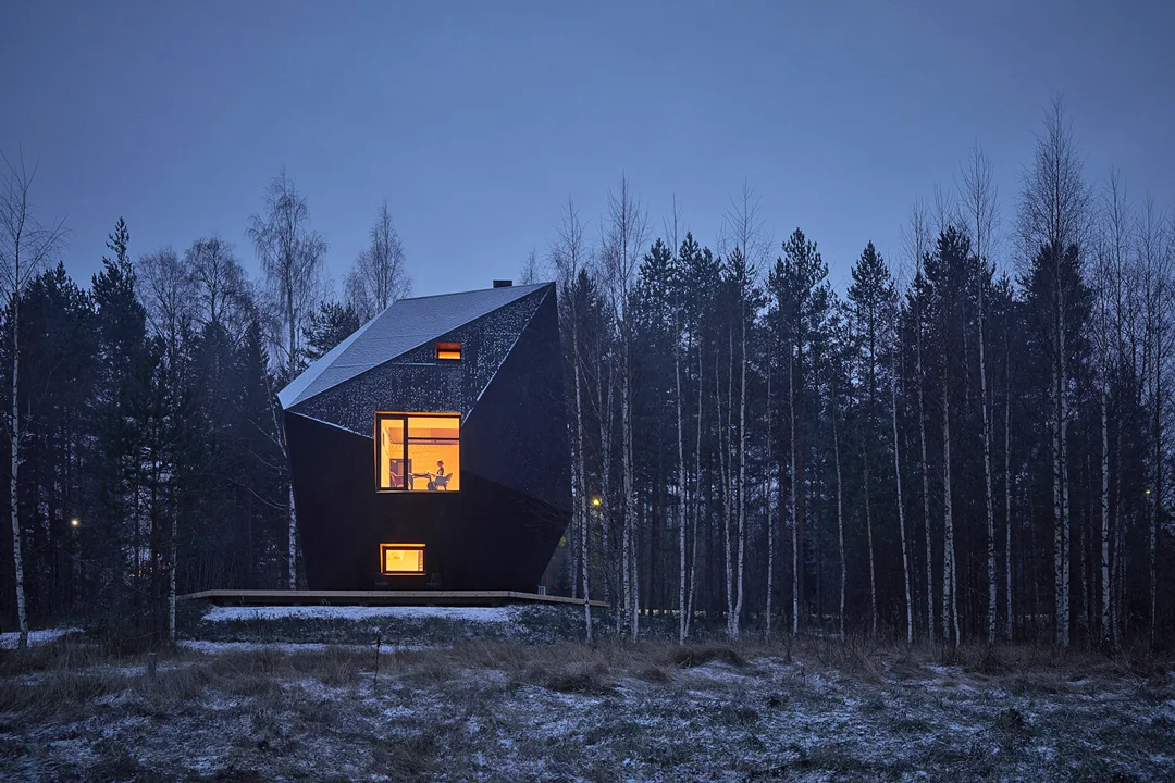 meteorite-cabin-finland-ateljé-sotamaa-facade