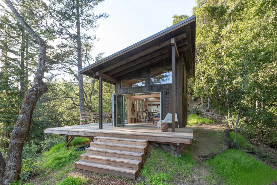 redwood-cabin-elevated-spaces-waldman-fiffer-cabin-complete