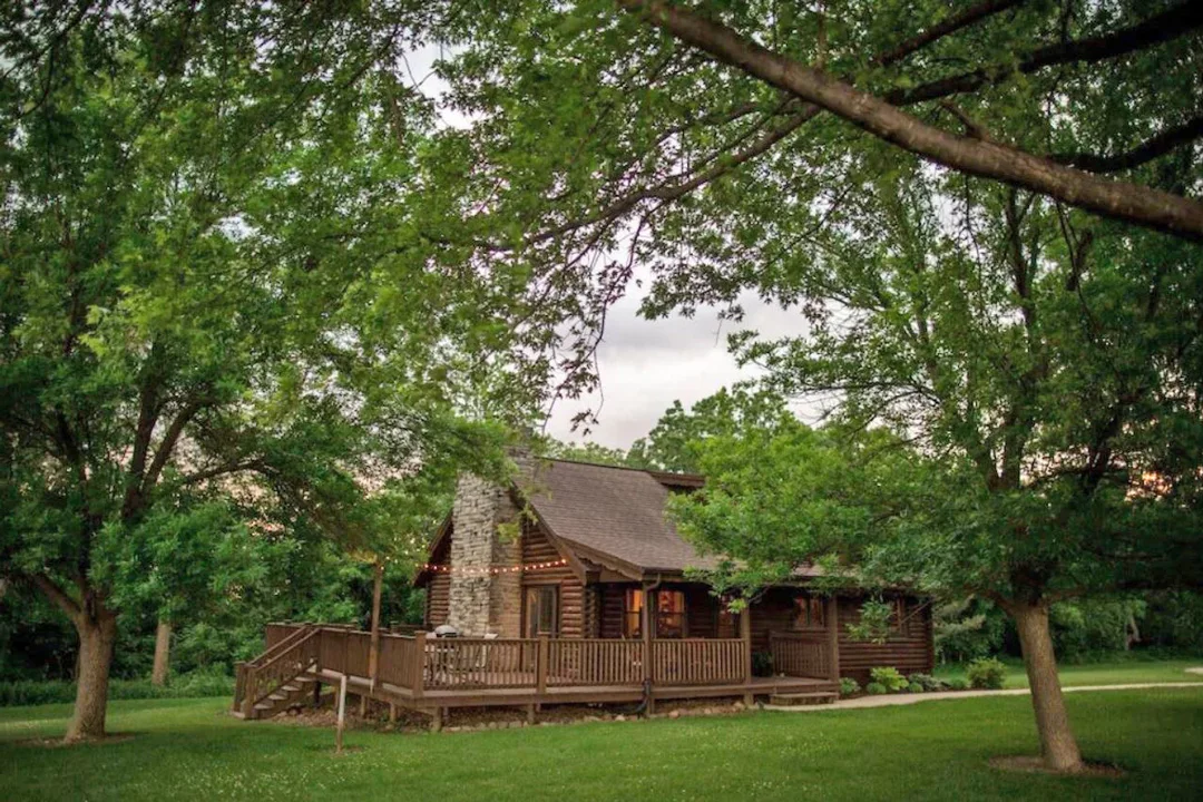 knotty-pine-guesthouse-cabin-decorah-iowa