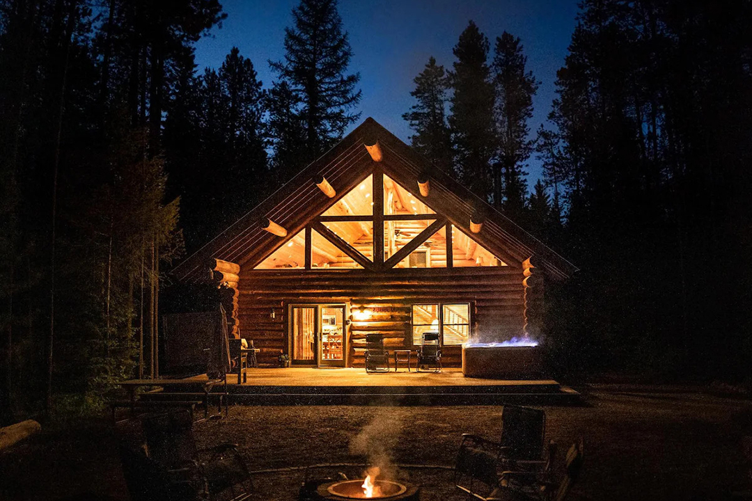 9 Best Rental Cabins Near Glacier National Park Field Mag   Best Glacier National Park Cabin Rentals Glacier Getaway Log Cabin 