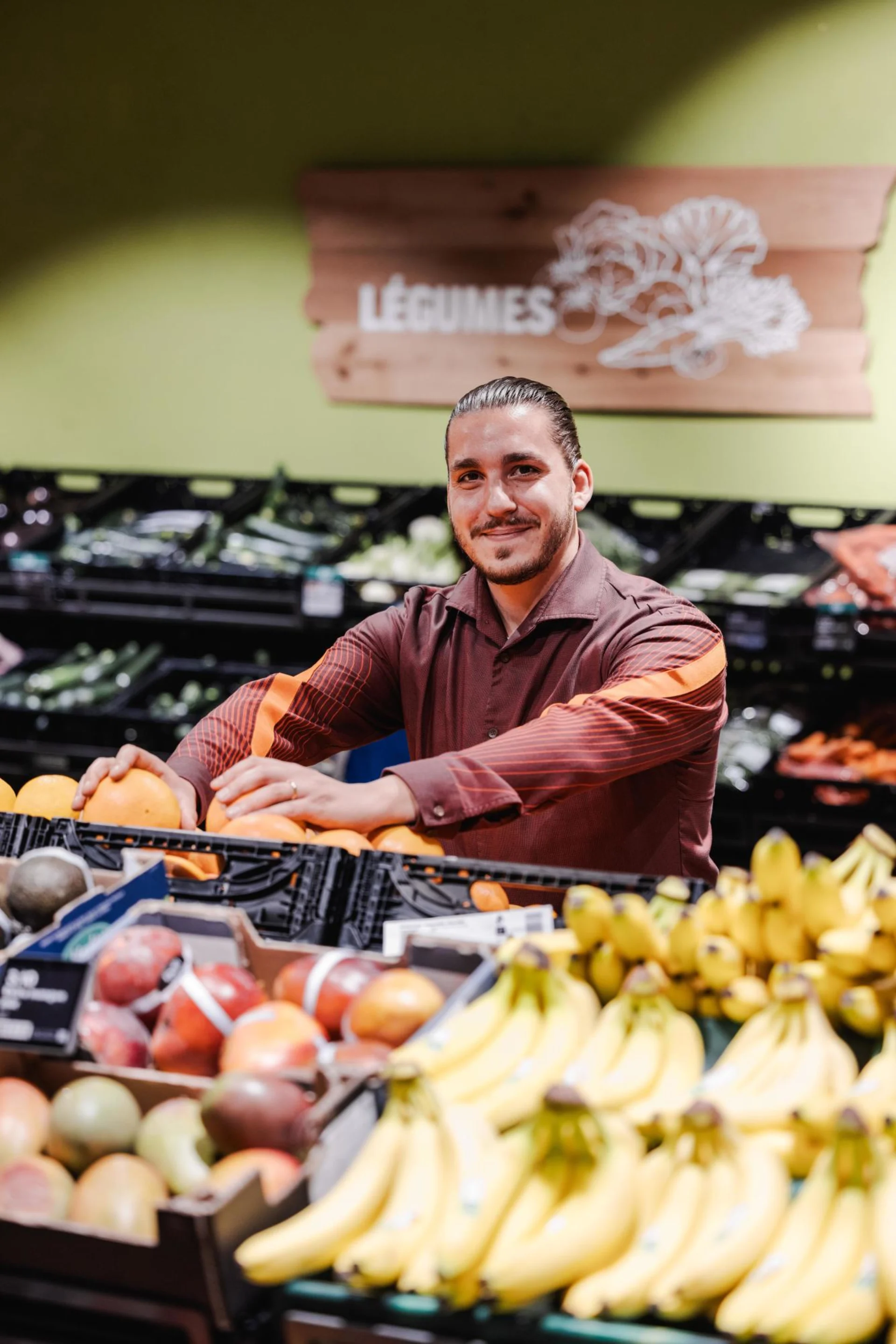 Loris De Matteis riempie la frutta nell'area espositiva