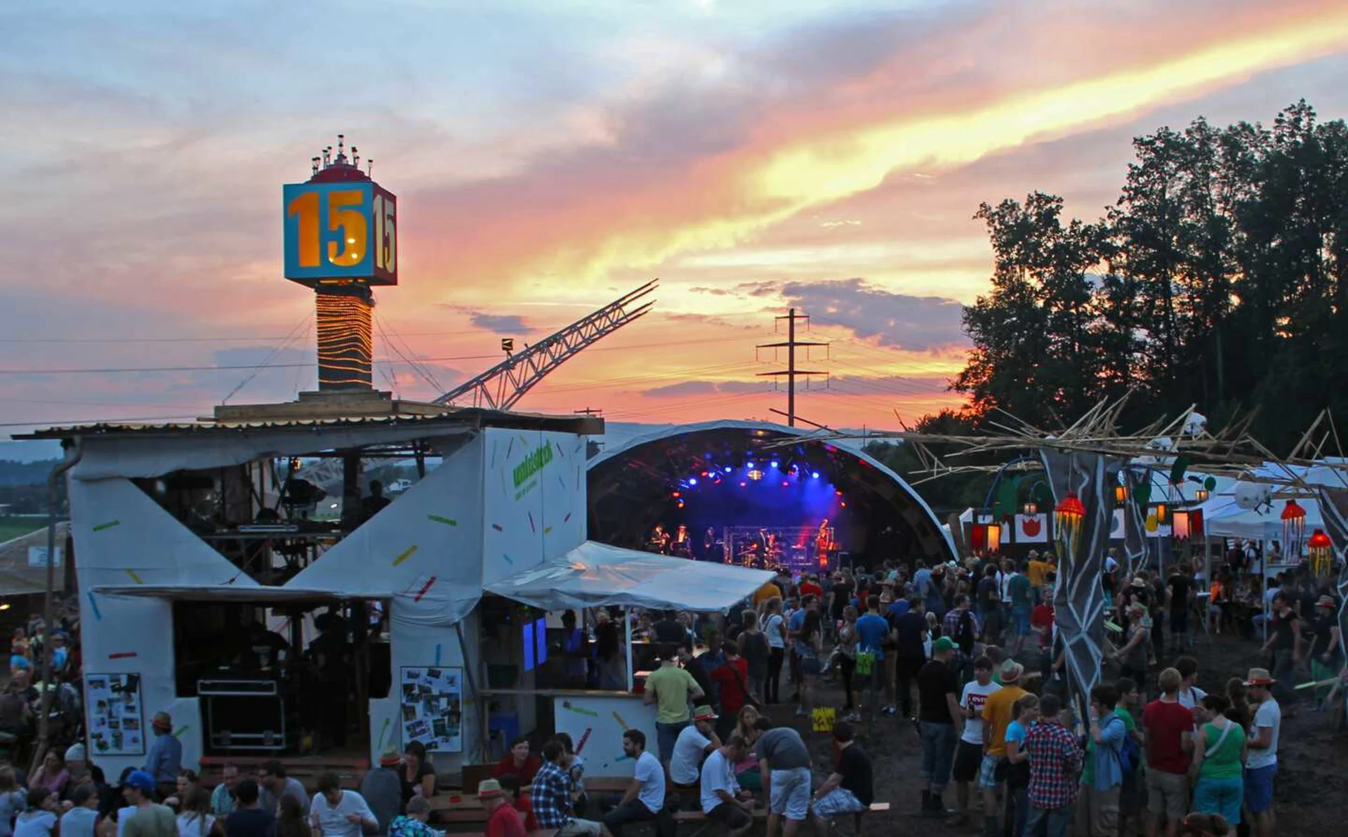 Spectacle du Waldstock avec vue sur la tribune et le coucher de soleil