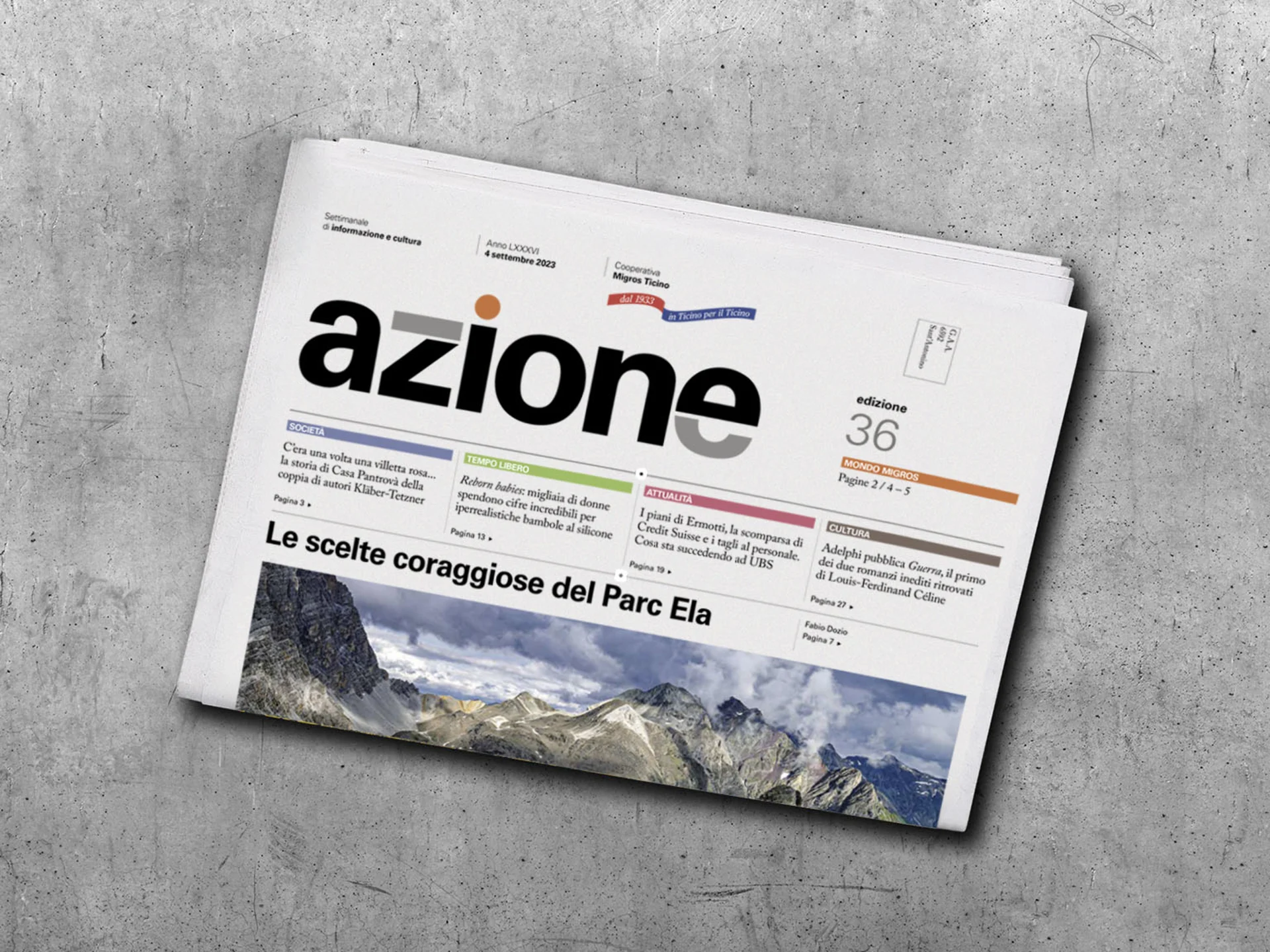 Un numéro du magazine Azione sur une table grise.