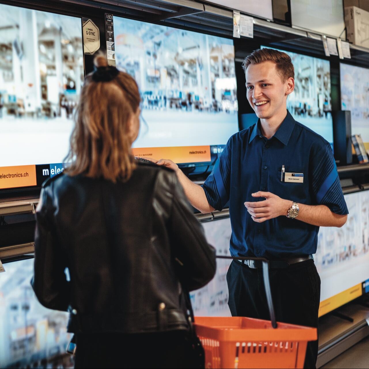 Un dipendente Melectronics consiglia una cliente.