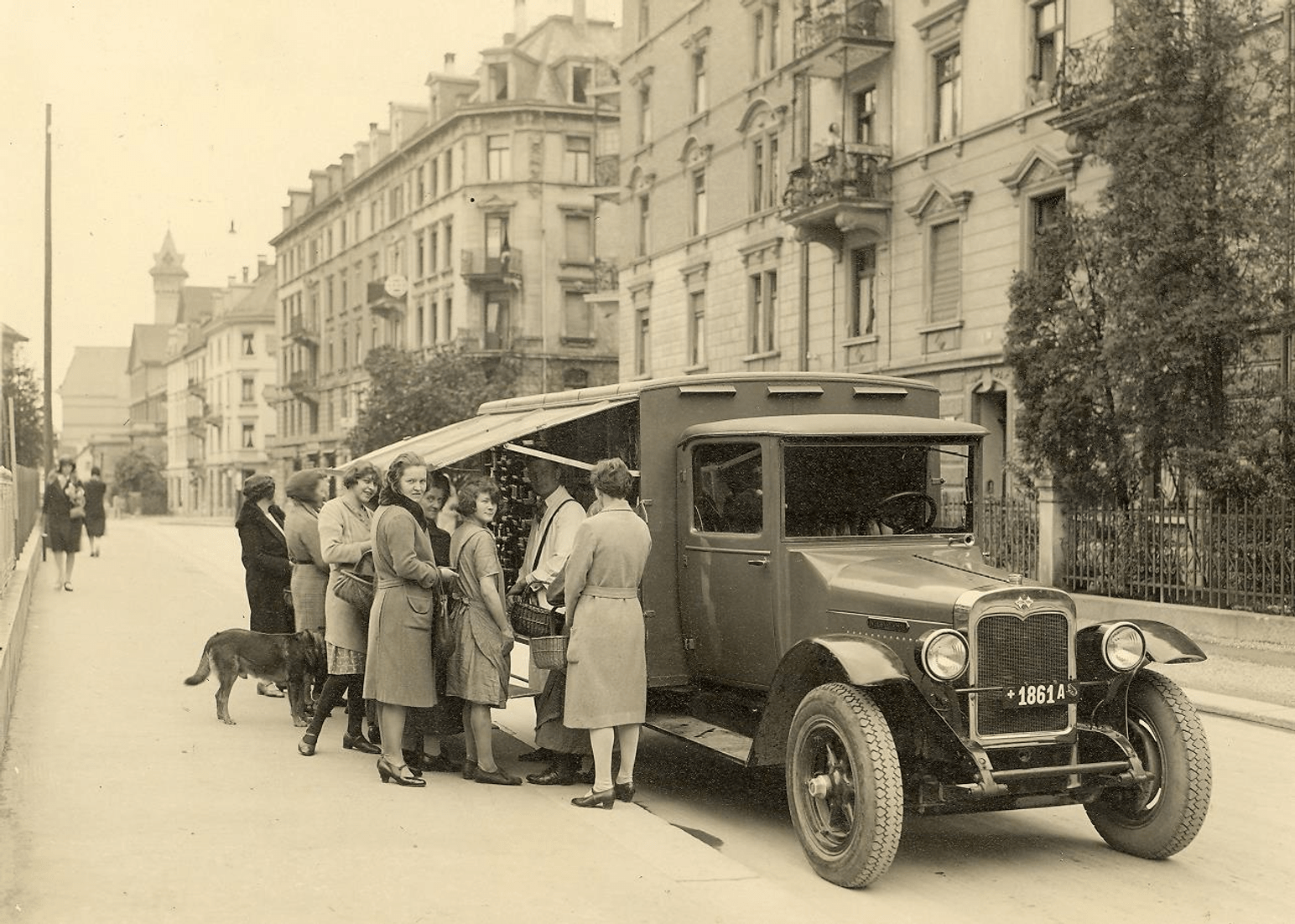 Sales situation at the sales trolley (ca. 1939)