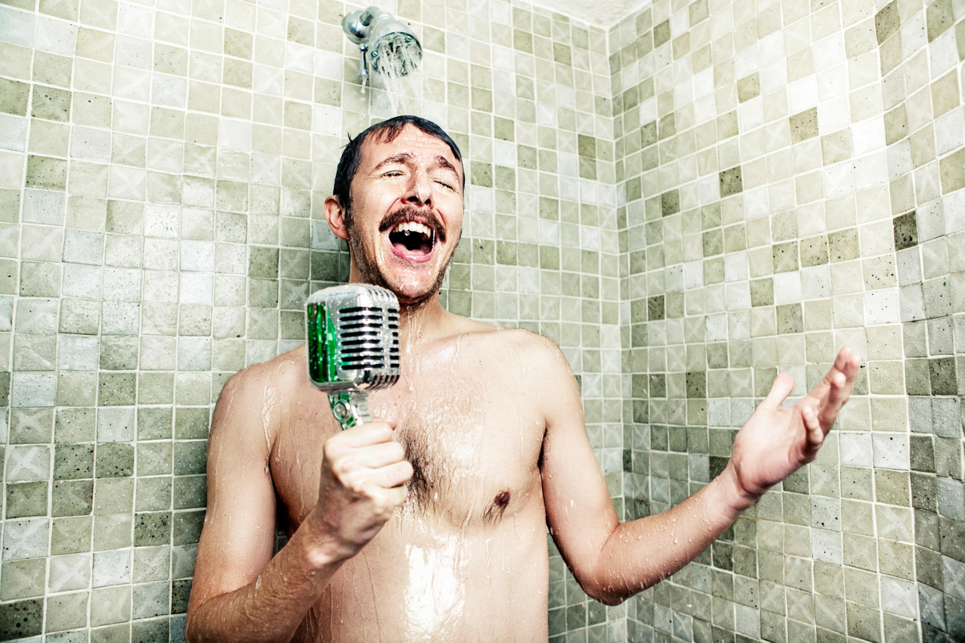 Ein Mann singt unter der Dusche