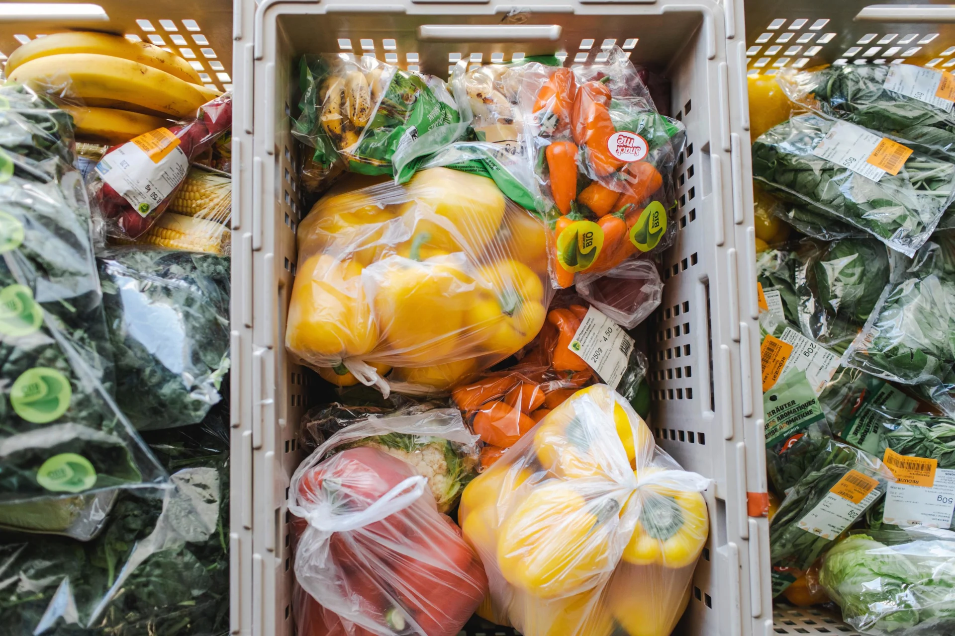 Diversi tipi di verdura imballata con etichetta di riduzione del prezzo