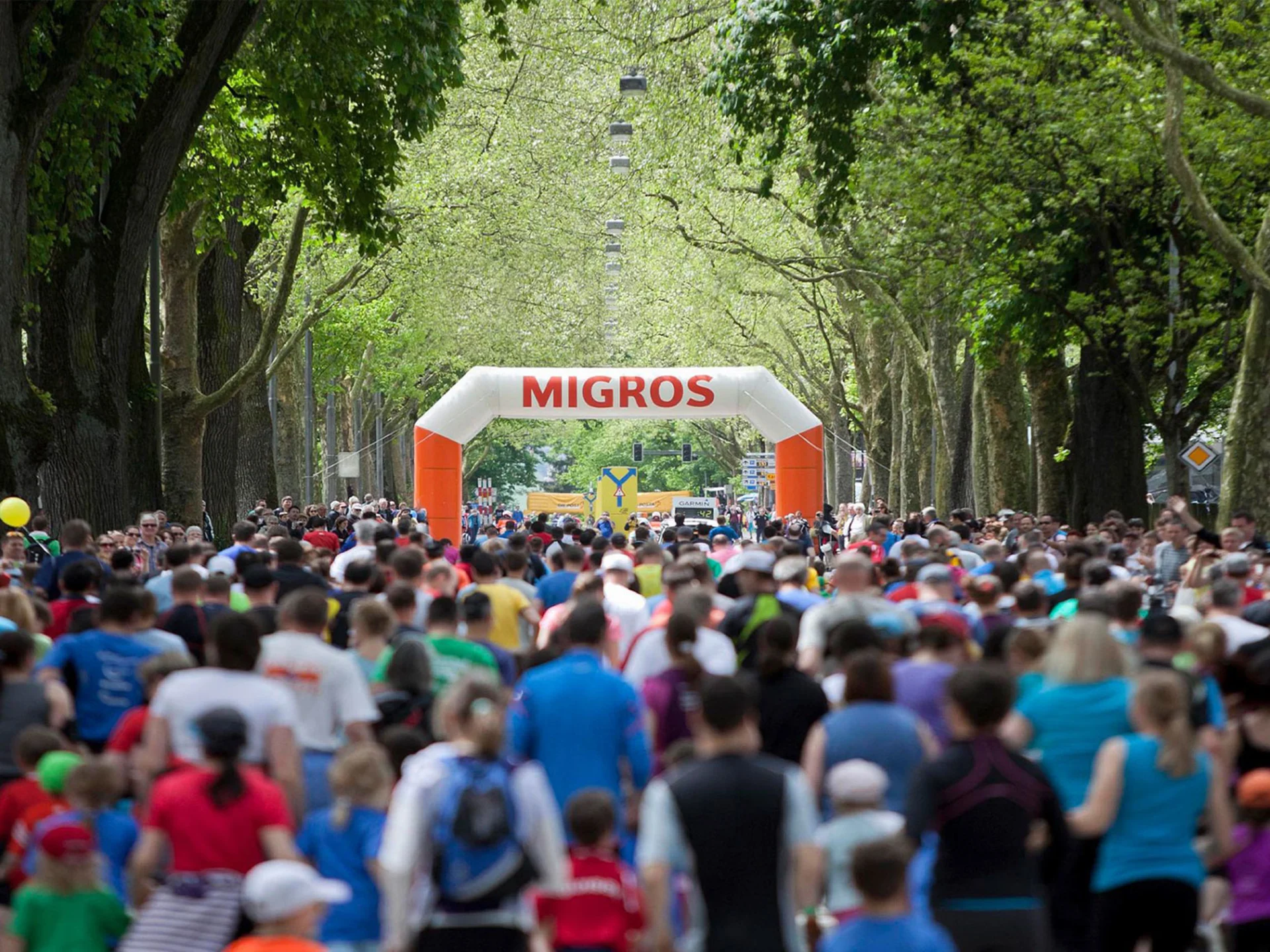 Läufer warten auf den Start an einem Volkslauf