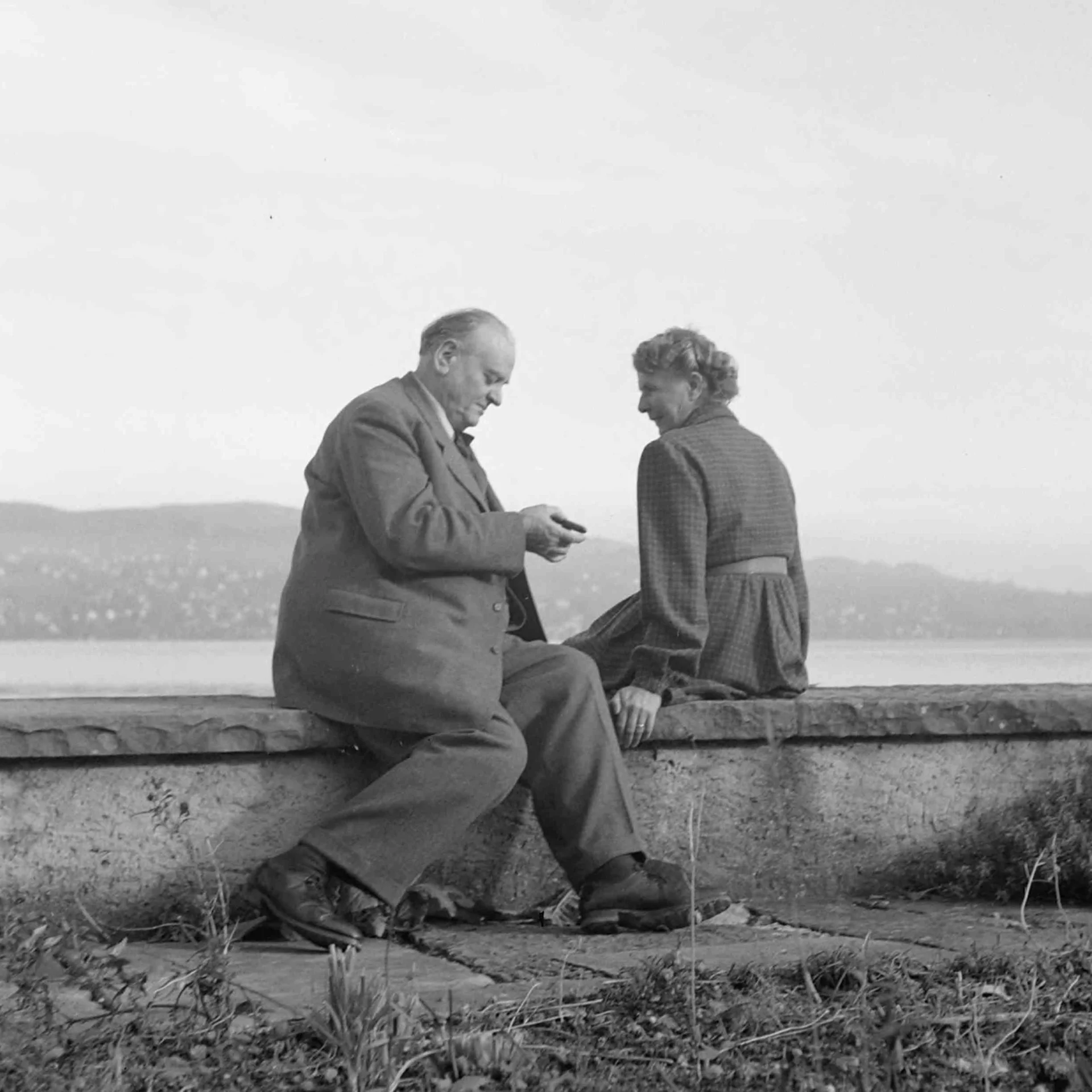 Dutti et Adèle assis sur un mur