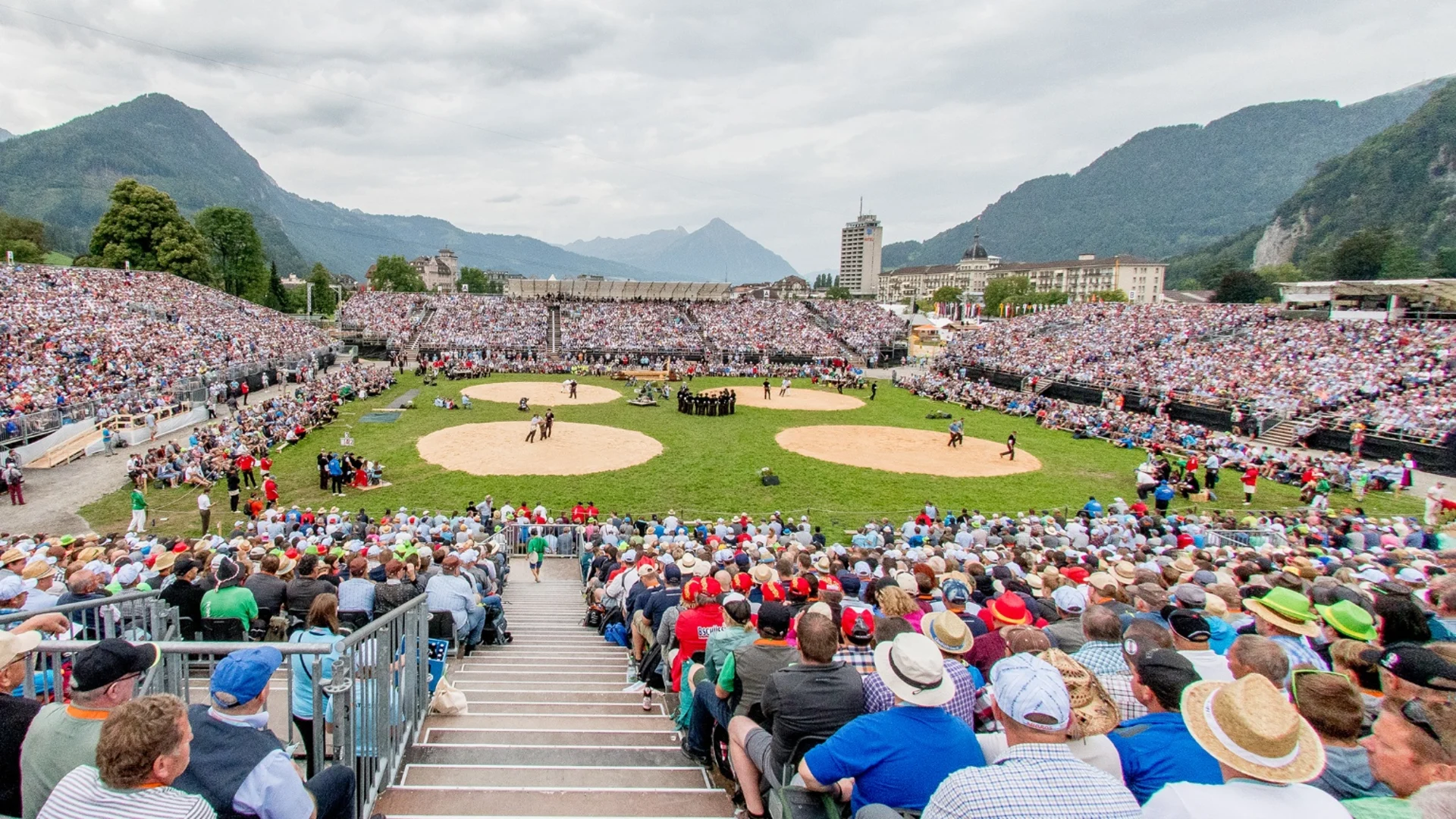 L'arena della lotta svizzera completa con i suoi quattro ring.