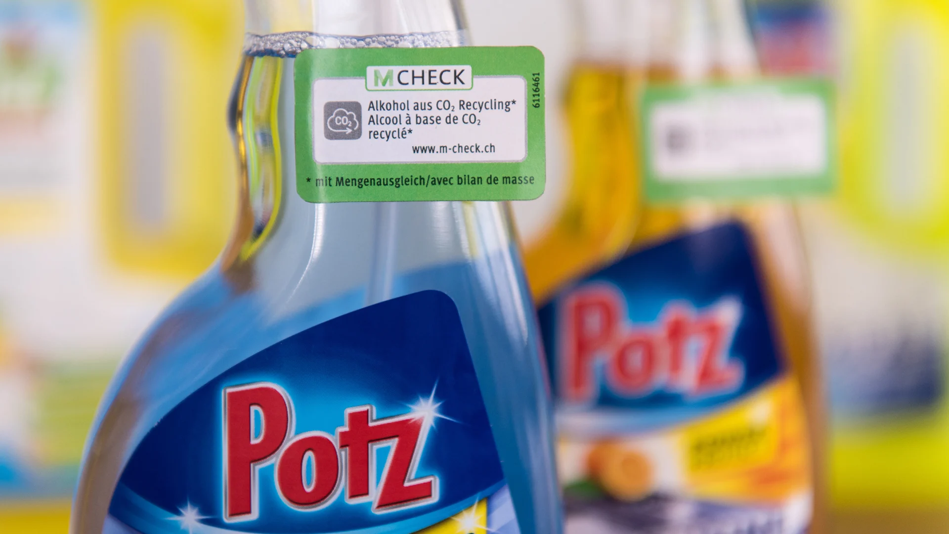 Detergenti Potz con etichetta M-Check indicante quanto segue: "Alcol da CO2 riciclato"