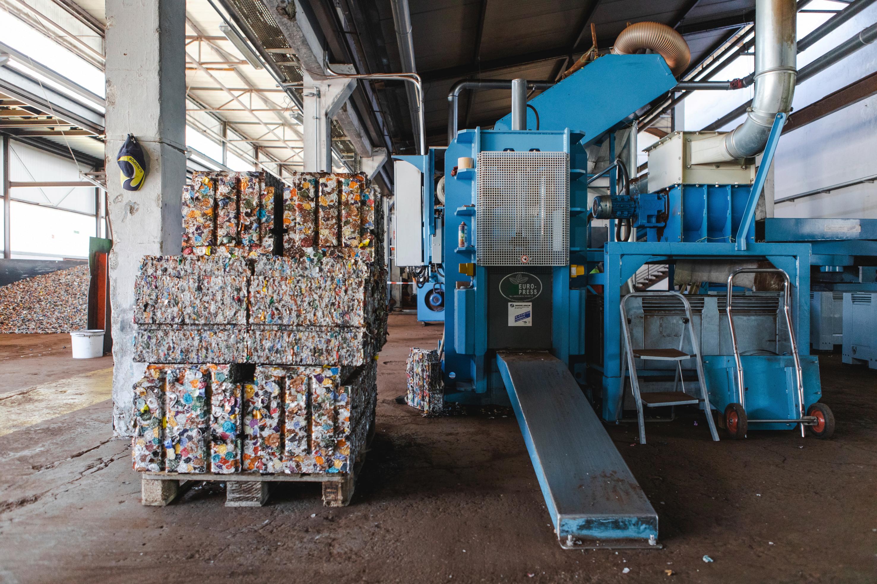 Abbildung einer Maschine, die die gebrauchten Kapseln vom Kaffee trennt.