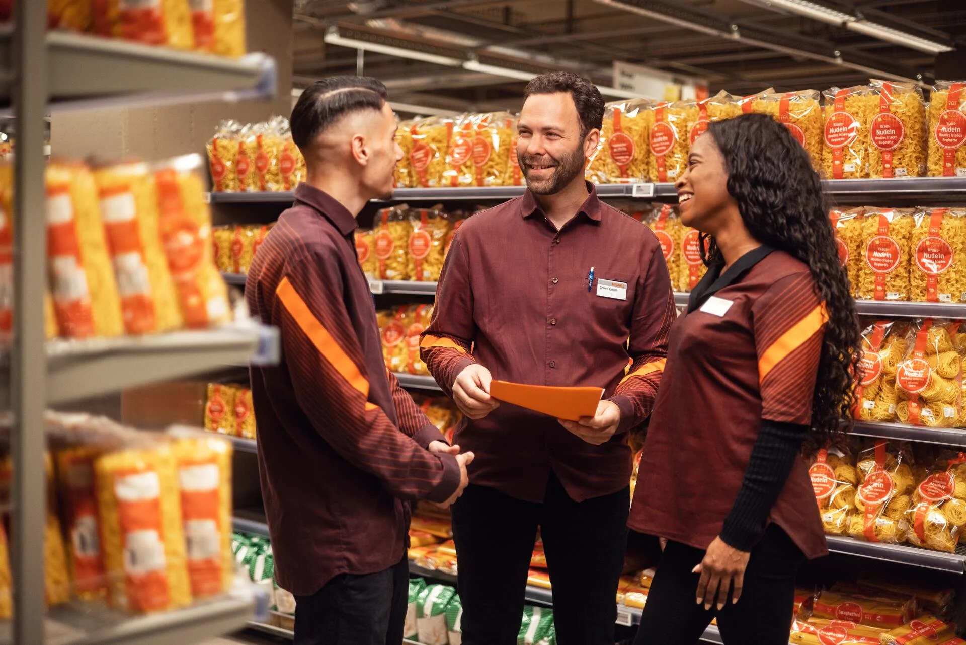 Eine Gruppe von Mitarbeitern berät sich im Teammeeting