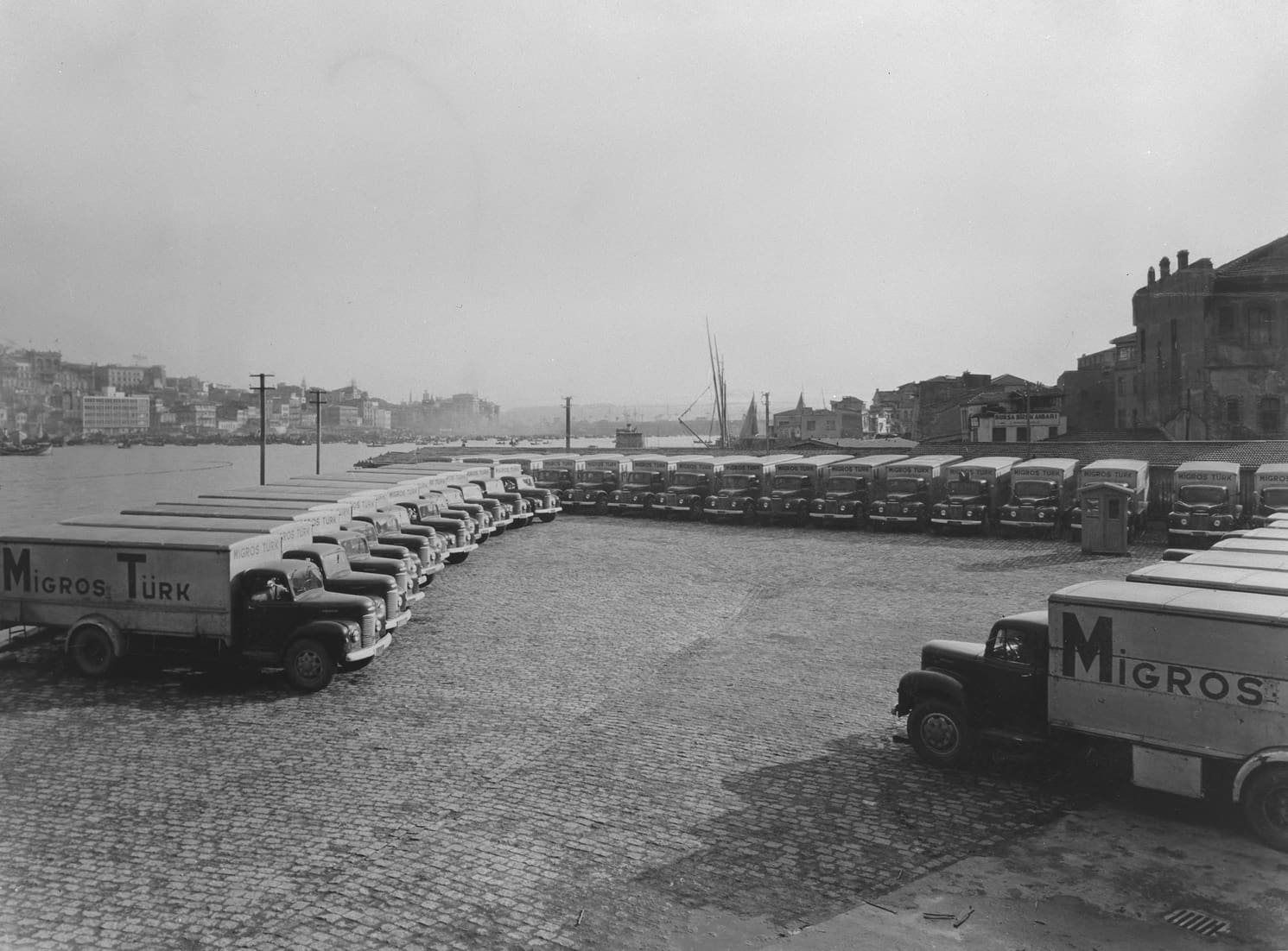 Verkaufswagen der Migros Türk am Hafen in Istanbul (1956).  [MGB_Dok_Fo_062220]