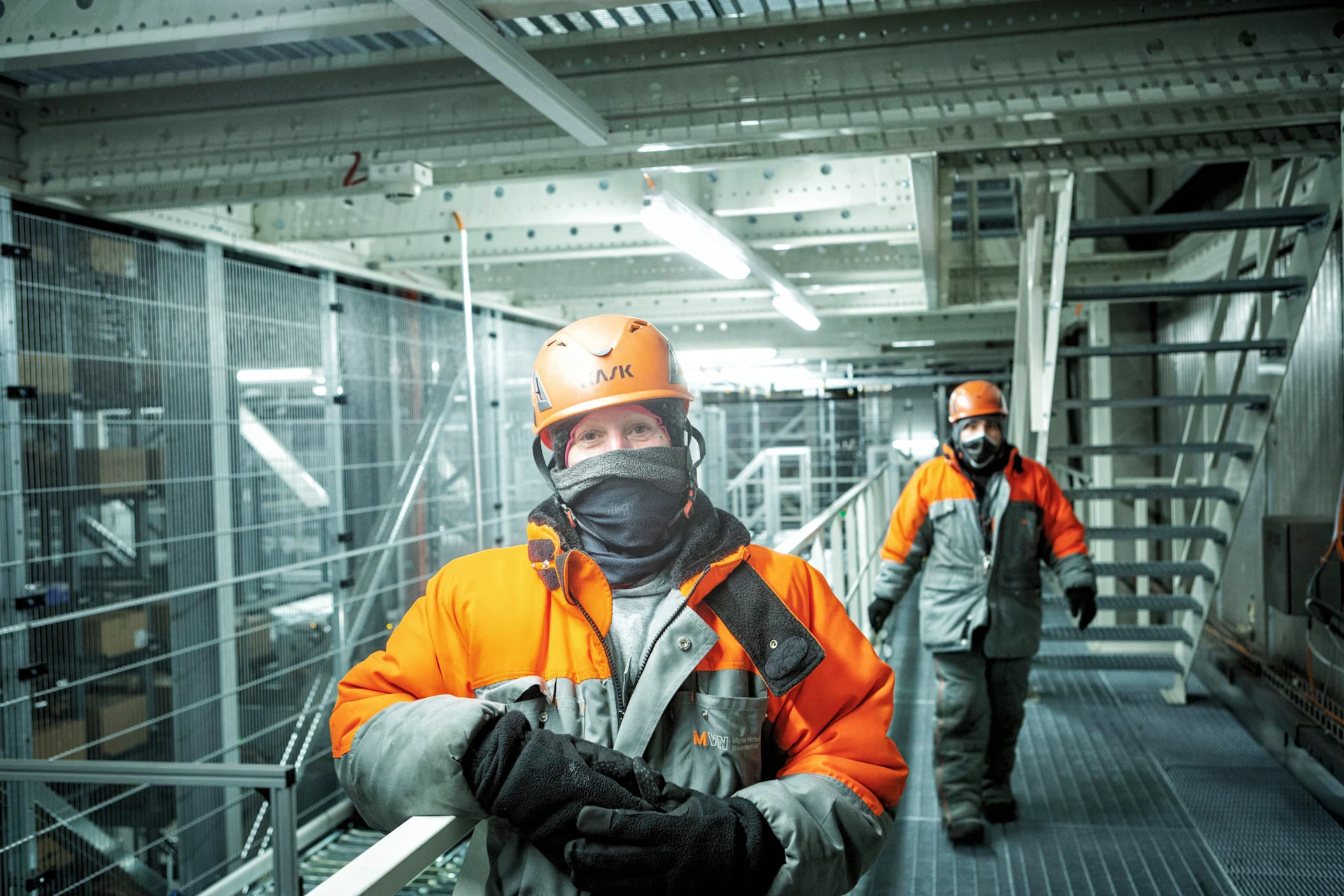 Claudia Sollberger discute con i colleghi sulla piattaforma prima che tutti si distribuiscano lungo l'impianto.