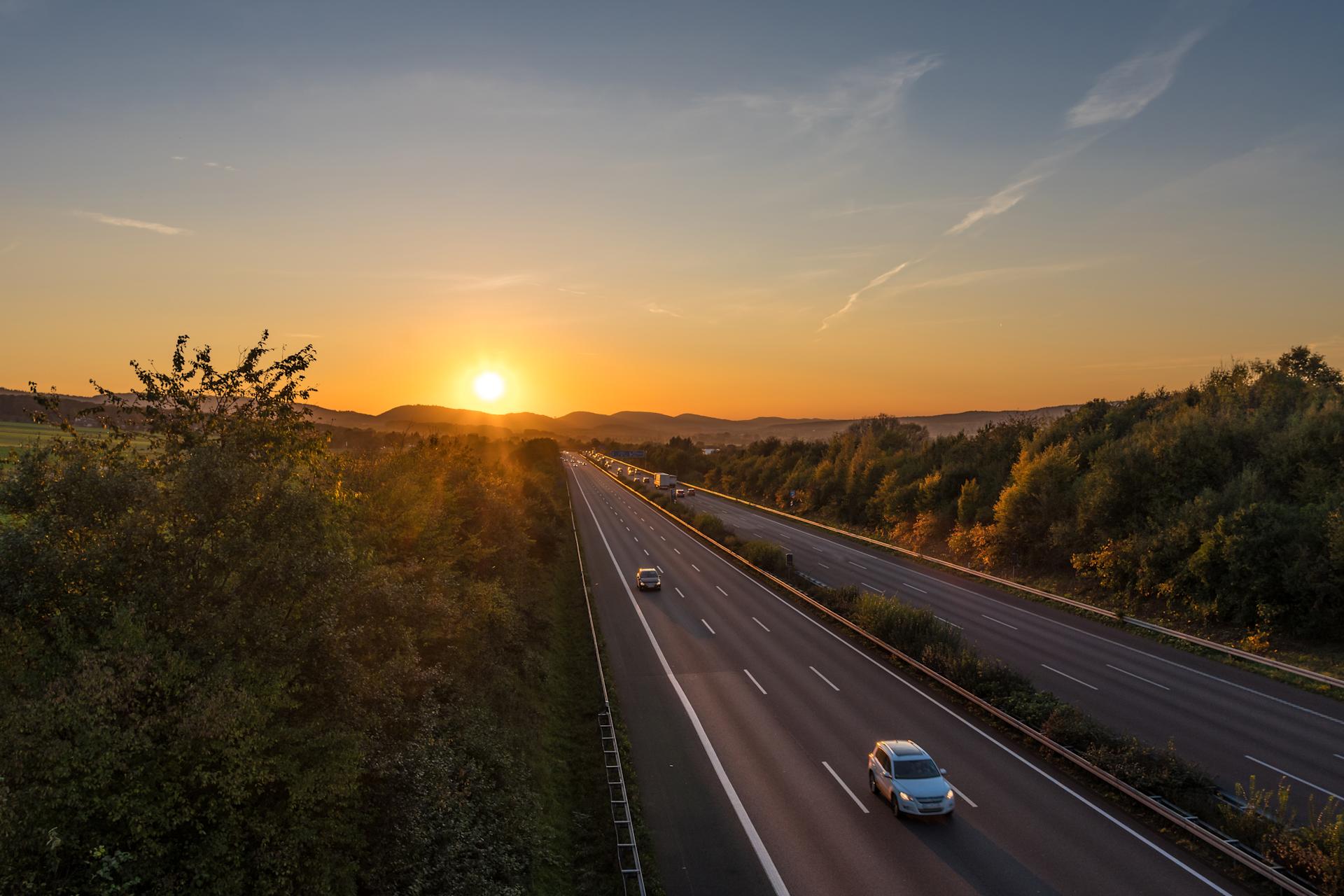 Coucher de soleil sur une autoroute