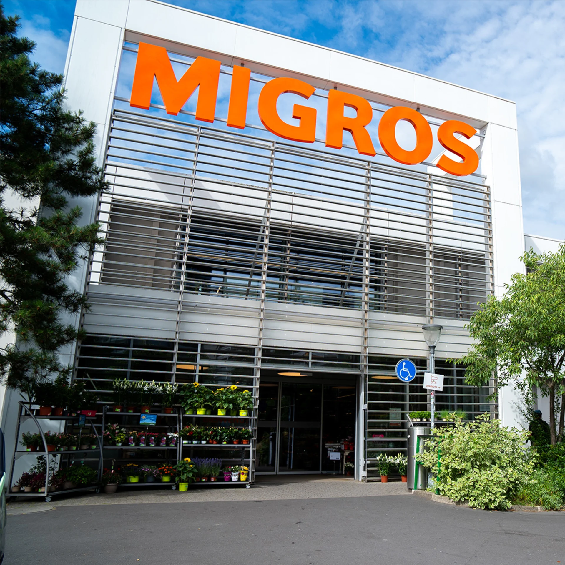 Entrée d'un magasin Migros
