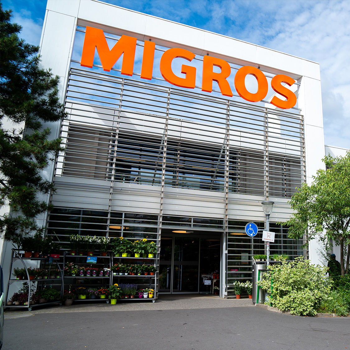 Entrée d'un magasin Migros