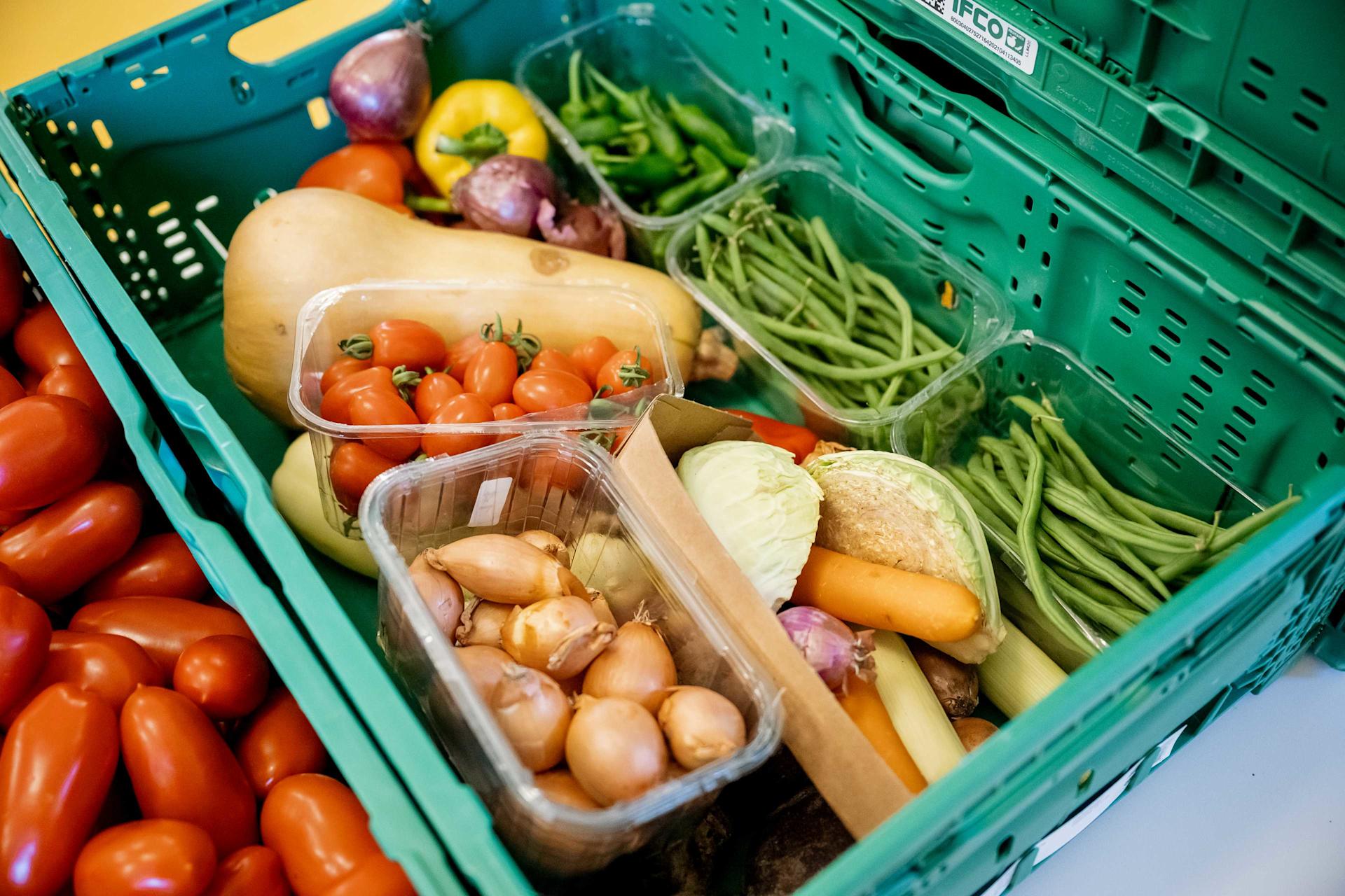 Eine Kiste mit verschiedenem Gemüse