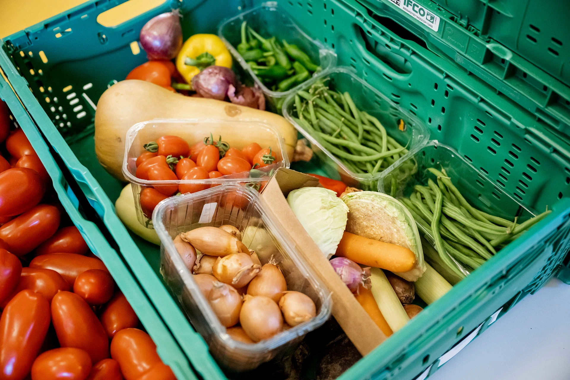 Essen retten, Menschen helfen Eine Kiste mit verschiedenem Gemüse