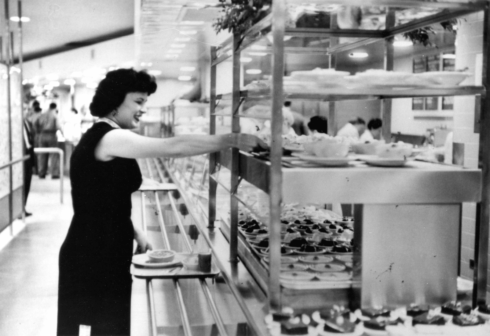 3-Imbissbars-USA_Frau-am-Buffet