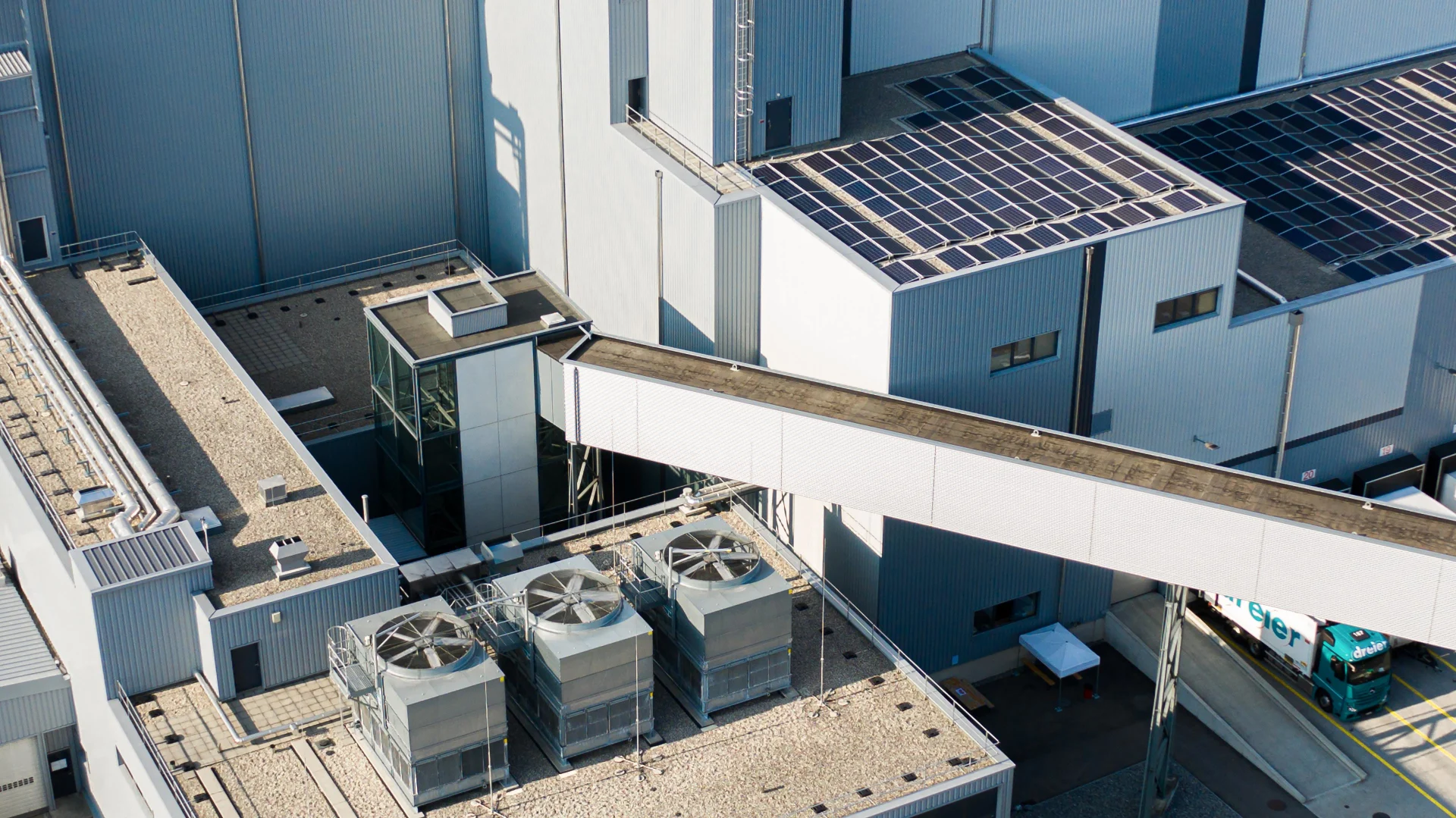 Ein Dach des Migros-Verteilbetriebs in Neuendorf mit Solaranlagen