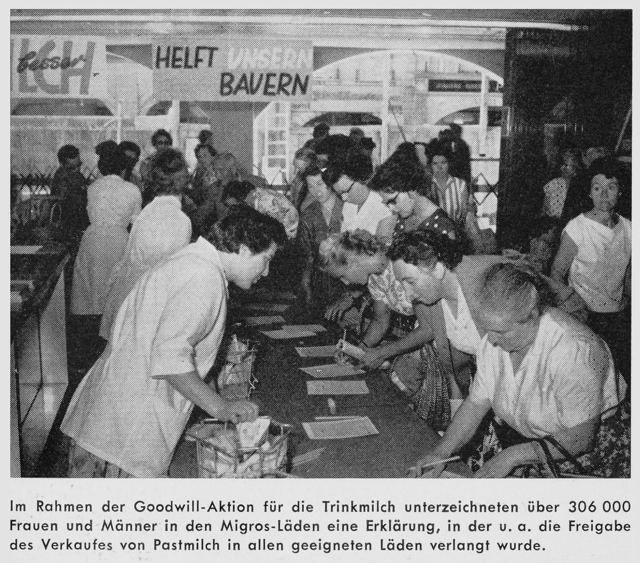 Kundinnen unterzeichnen die Migros-Petition zur Freigabe des Pastmilch-Verkaufs (1960)