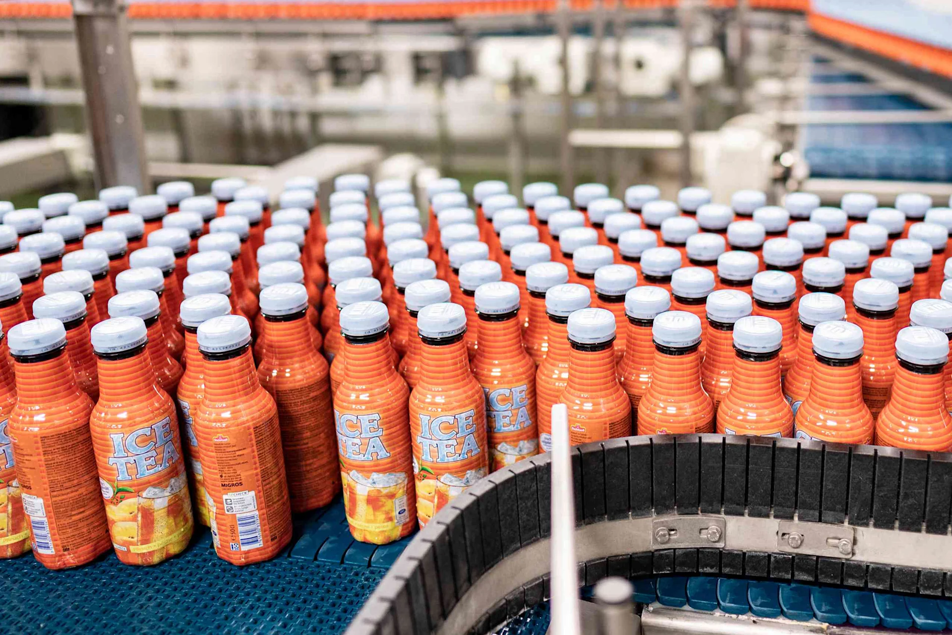 Bouteilles d'Icetea sur le tapis roulant