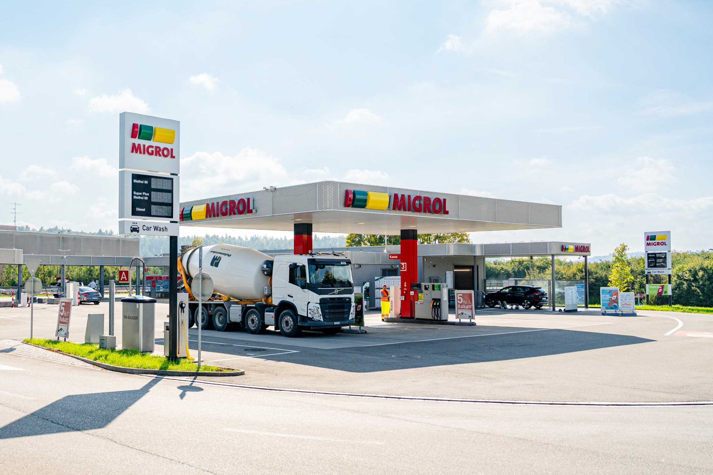 Ein Fahrzeug tankt an einer Migrol-Tankstelle