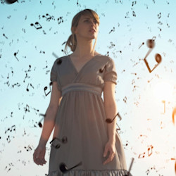 Symbolbild: Kulturpozent. Eine Frau umrundet von Musiknoten.