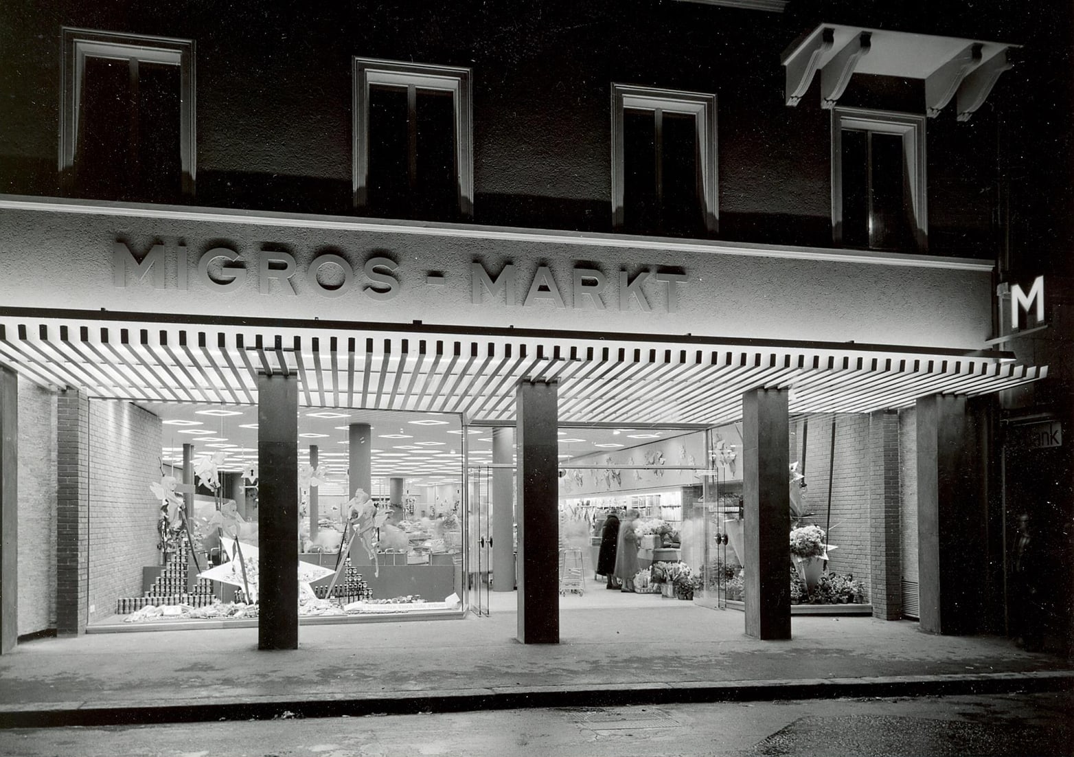 6_ZH_Stadelhofen_G_thestr_16_Schaufenster_Nacht_42_M-Arch