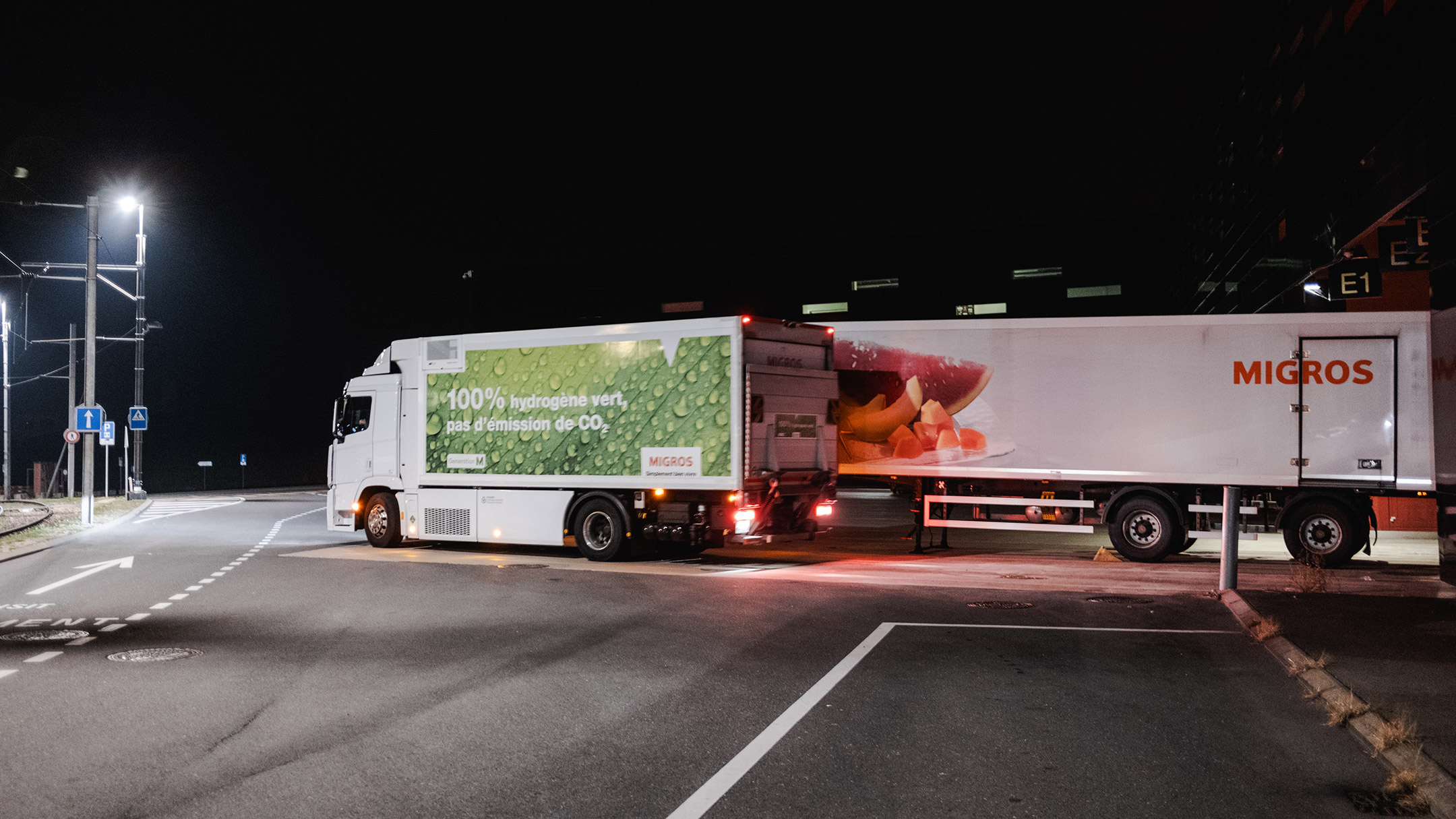 Der Migros Lastwagen liefert die Ware an