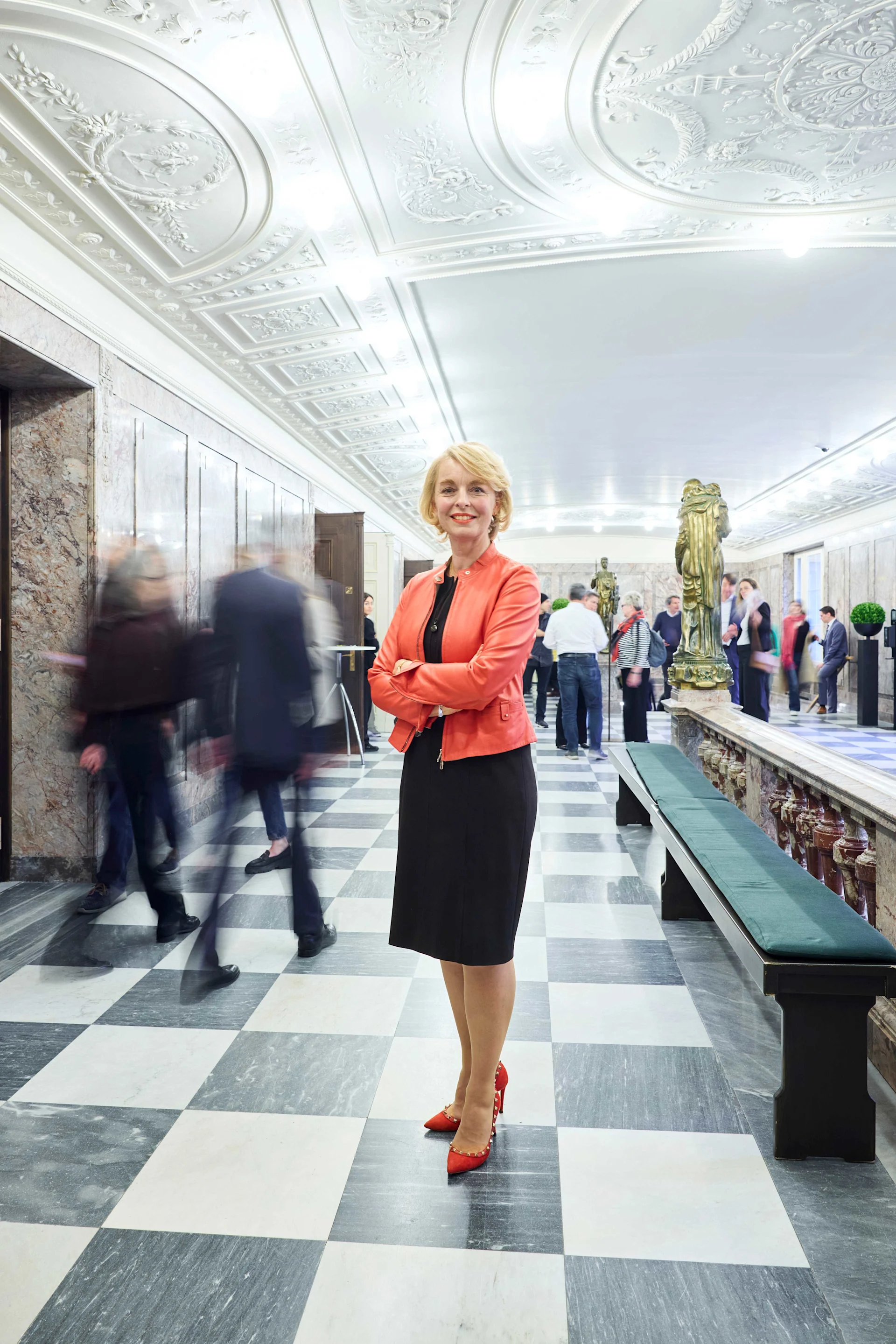 Ursula Nold dans le foyer du Casino de Berne
