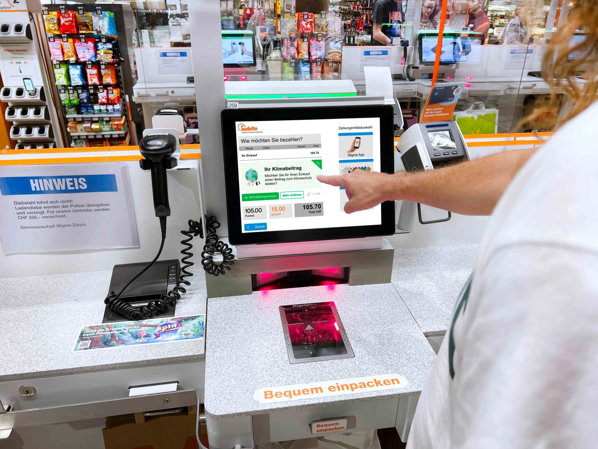 A person points to the “climate contribution” button on a Subito checkout
