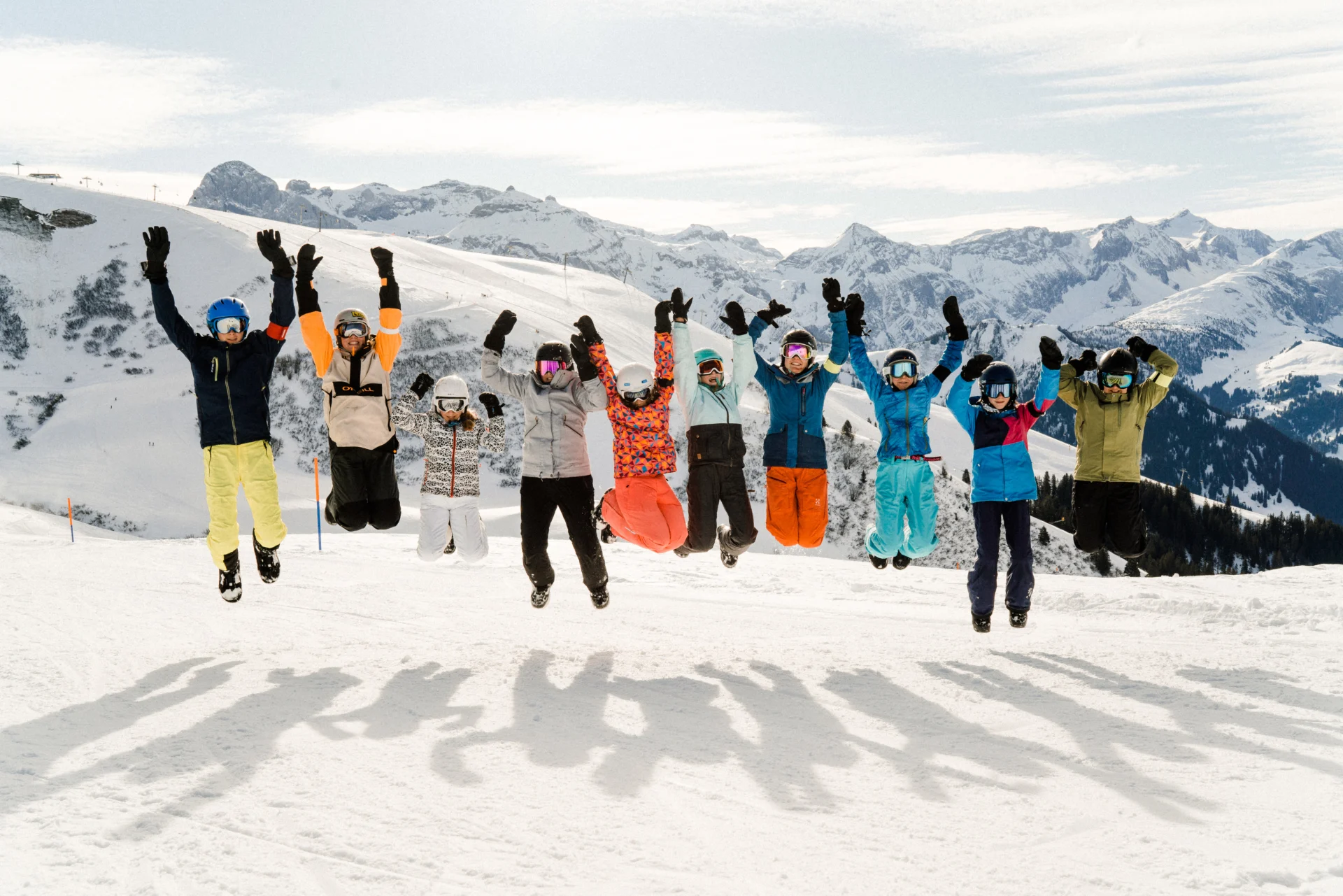 Groupe de jeunes s’amusant sur les pistes de ski.