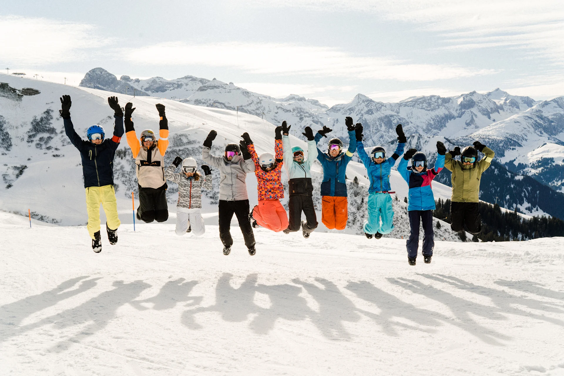 Gruppe von Jugendlichen haben Spass auf der Skipiste.