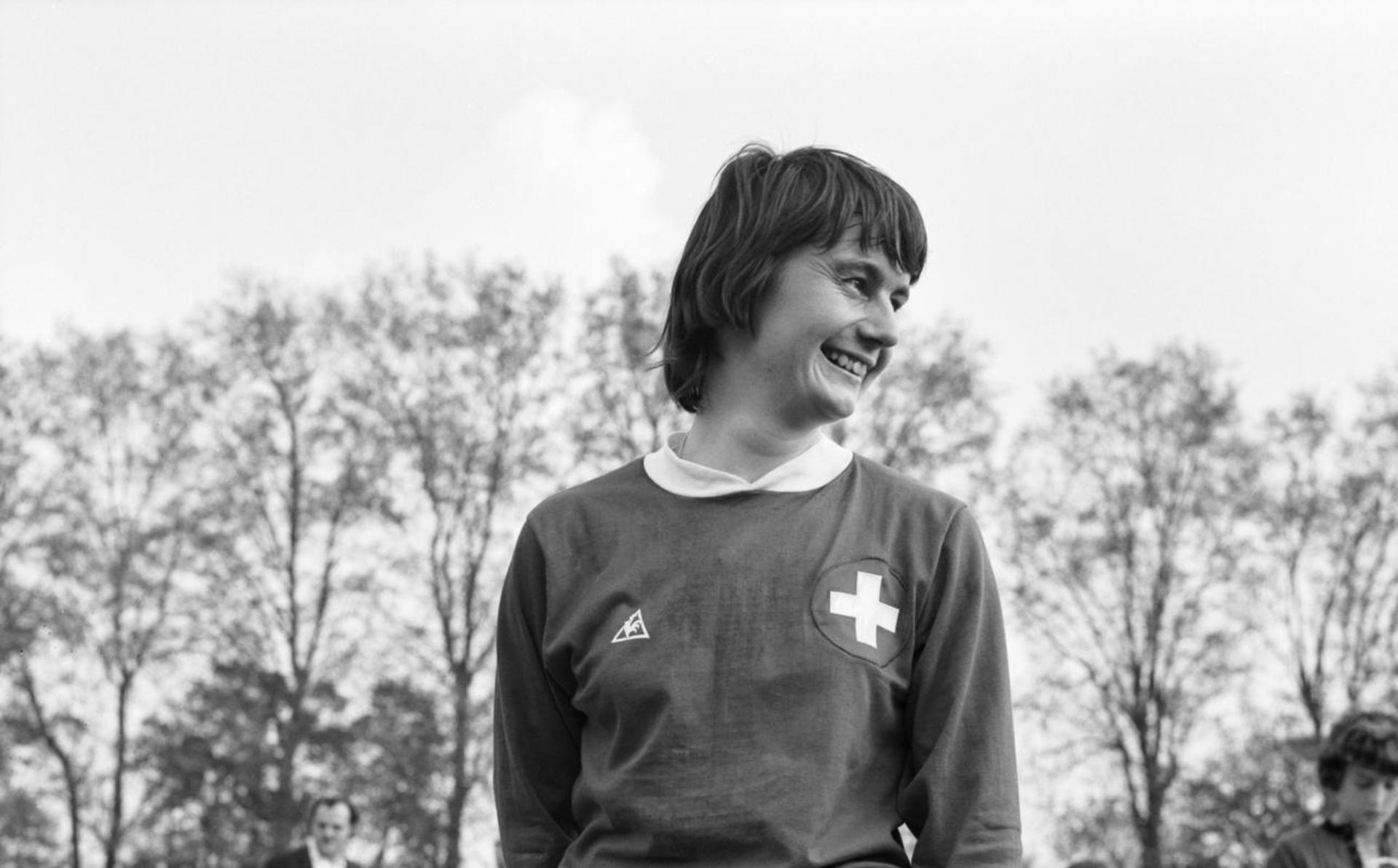 Caty Moser beim ersten Damen Fussball-Länderspiel am 2. Mai 1972